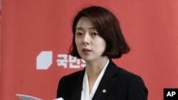 FILE - Anggota parlemen dari Partai Kekuatan Rakyat Bae Hyunjin berbicara di Majelis Nasional di Seoul, Korea Selatan, 31 Mei 2023. (Go Bum-joon/Newsis via AP)