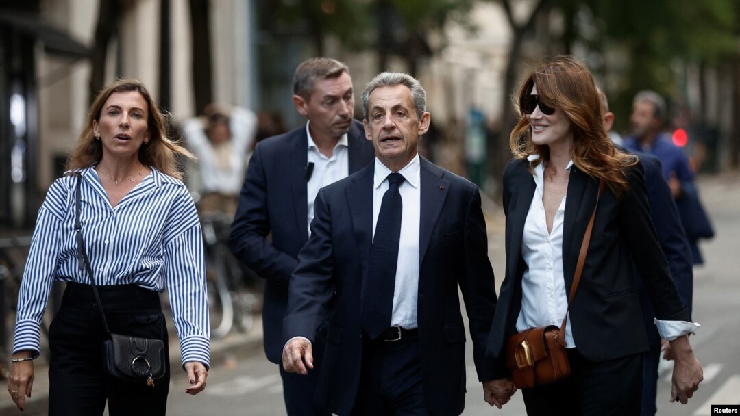 Eski Fransa Cumhurbaşkanı Sarkozy de İsrail'e destek gösterisine eşi Carla Bruni'yle katıldı.