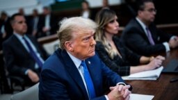 Mantan Presiden AS Donald Trump menghadiri persidangan kasus penipuan sipil yang melibatkan organisasinya di New York, pada 6 November 2023. (Foto: Jabin Botsford/Pool via Reuters)