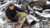 지난 1월 우크라이나 하르키우에서 검찰 관계자가 러시아가 사용한 북한제 미사일로 추정되는 미사일 잔해를 공개했다.
