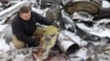 지난달 6일 우크라이나 하르키우에서 검찰 관계자가 러시아가 사용한 북한제 미사일로 추정되는 미사일 잔해를 공개했다.