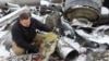 지난달 6일 우크라이나 하르키우에서 검찰 관계자가 러시아가 사용한 북한제 미사일로 추정되는 미사일 잔해를 공개했다.
