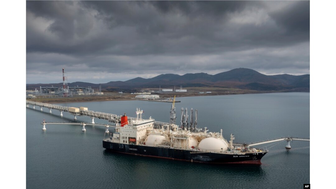 Kapal tanker Sun Arrows memuat kargo gas alam cair dari proyek Sakhalin-2 di Pelabuhan Prigorodnoye, Rusia, 29 Oktober 2021. (Foto: AP)