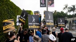 Aksi demo di luar Studio Paramount Pictures di Los Angeles, Kamis, 21 September 2023. (AP/Jae C. Hong)