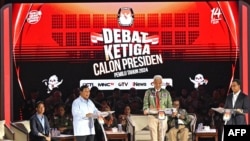 Capres Ganjar Pranowo (tengah), Prabowo Subianto (kiri) dan Anies Baswedan (kanan) dalam debat presiden ketiga pemilu 2024 di Jakarta pada 7 Januari 2024. (ADEK BERRY / AFP)