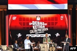 Calon presiden Ganjar Pranowo (tengah), Prabowo Subianto (kiri) dan Anies Baswedan (kanan) menghadiri debat capres ketiga Pemilu 2024 di Jakarta pada 7 Januari 2024. (Foto: AFP)