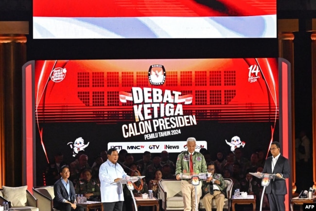 Calon presiden Ganjar Pranowo (tengah), Prabowo Subianto (kiri) dan Anies Baswedan (kanan) menghadiri debat capres ketiga Pemilu 2024 di Jakarta pada 7 Januari 2024. (Foto: AFP)