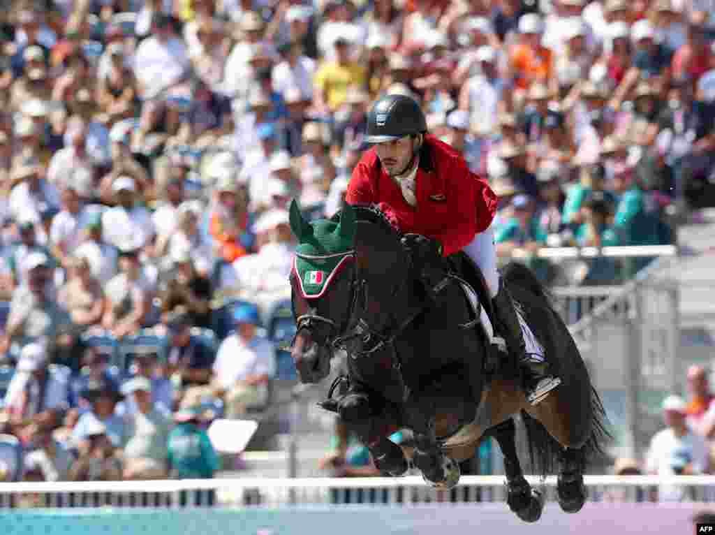 Atlet Meksiko Andres Azcarraga dengan kuda Contendros 2 berkompetisi dalam kualifikasi individu lompat berkuda selama Olimpiade Paris 2024 di Chateau de Versailles, di Versailles, di pinggiran barat Paris. (AFP)&nbsp;