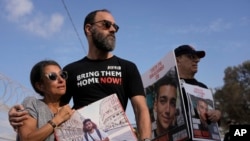 Rachel Goldberg dan Jon Polin, orang tua sandera warga Israel-Amerika Hersh Goldberg-Polin, bersama kerabat para sandera lainnya yang masih ditahan di Jalur Gaza, ikut berdemonstradi di Kibbutz Nirim, Israel, 29 Agustus 2024. (Foto: Tsafrir Abayov/AP Photo)