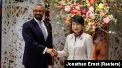 Menteri Luar Negeri Inggris James Cleverly bertemu dengan Menteri Luar Negeri Jepang Yoko Kamikawa menjelang pertemuan tingkat menteri G7, di Tokyo, Jepang, 7 November 2023. (Foto: REUTERS/Jonathan Ernst/Pool)