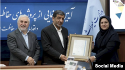 مراسم تقدیر از مدیر مجموعه تاریخی حافظیه شیراز که در واکنش‌ها به «خواستگاری در حافظیه» بازداشت شد.