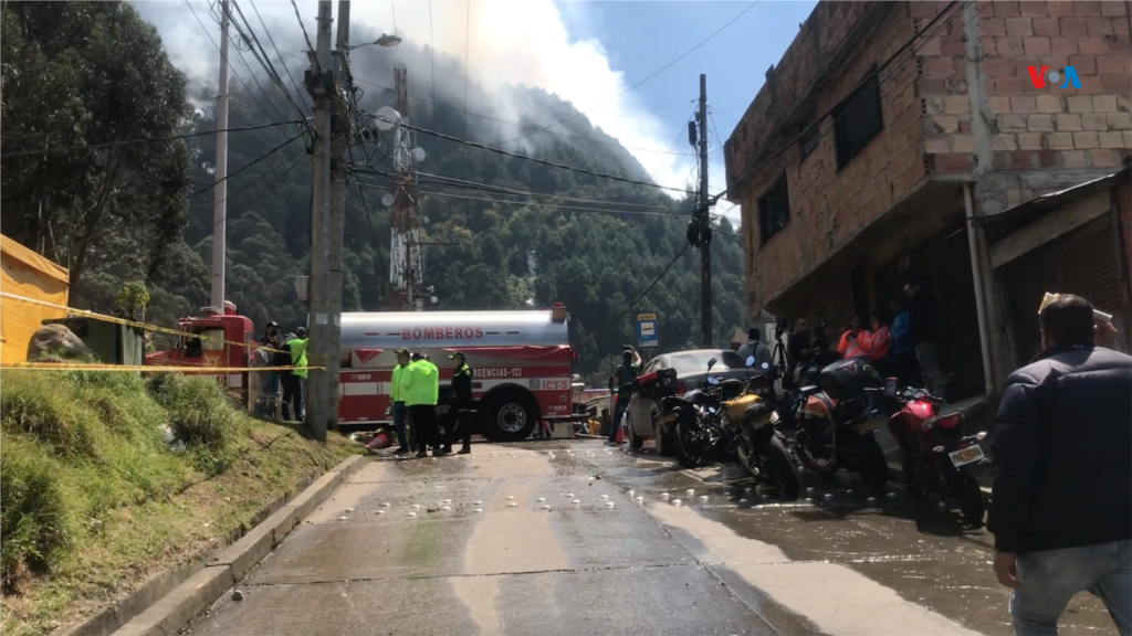 El Cuerpo Oficial de Bomberos de Bogotá, en articulación con diferentes entidades, se preparan para llevar las mangueras con motobombas y con máquinas a los diferentes puntos de la montaña para apagar el fuego.