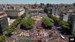Argentinos se manifestaron frente al Congreso durante una huelga nacional contra las reformas económicas y laborales propuestas por el presidente argentino Javier Milei en Buenos Aires, Argentina, el miércoles 24 de enero de 2024.