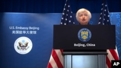 Джанет Йеллен выступает на пресс-конференции в посольстве США в Пекине. 9 июля 2023 г. 