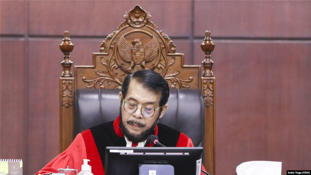 FILE - Ketua Mahkamah Konstitusi (MK), Anwar Usman memimpin sidang putusan MK terkait batas maksimal umur calon presiden di Jakarta, Senin (23/10). (VOA/Indra Yoga)