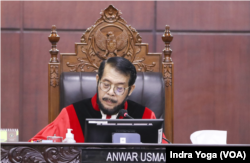 Ketua Mahkamah Konstitusi (MK), Anwar Usman memimpin sidang putusan MK terkait batas maksimal umur calon presiden di Jakarta, 23 Oktober 2023. (Foto: Indra Yoga/VOA)