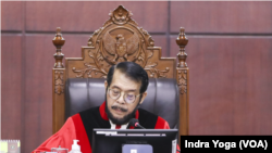 FILE - Ketua Mahkamah Konstitusi (MK), Anwar Usman memimpin sidang putusan MK terkait batas maksimal umur calon presiden di Jakarta, Senin (23/10). (VOA/Indra Yoga)