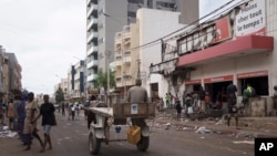 De jeunes hommes ont affronté les forces de sécurité, saccagé des équipements publics et incendié des commerces et des stations essence.