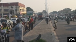 Beaucoup de sans-emploi s'activent autour des marchés de Brazzaville pour survivre, le 26 novembre 2023, Arsène Séverin (VOA).