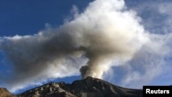 ARCHIVO - Vista del volcán peruano Ubinas desde el pueblo de Querapi en Moquegua, a unos 885 km al sur de Lima, Perú, en una imagen del 20 de abril de 2006.