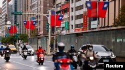 ထိုင်ဝမ်ကျွန်း တိုင်ပေမြို့တော်မှာ မြင်တွေ့ရတဲ့ ထိုင်ဝမ်အလံများ (ဇန်နဝါရီ ၃၊ ၂၀၂၄)