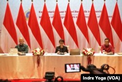 Menteri Luar Negeri RI, Retno Marsudi (tengah), memimpin press briefing jelang ASEAN Foreign Ministers Meeting 2023 (AMM 56th 2023) pada 8-14 Juli 2023. (Foto: VOA/Indra Yoga)