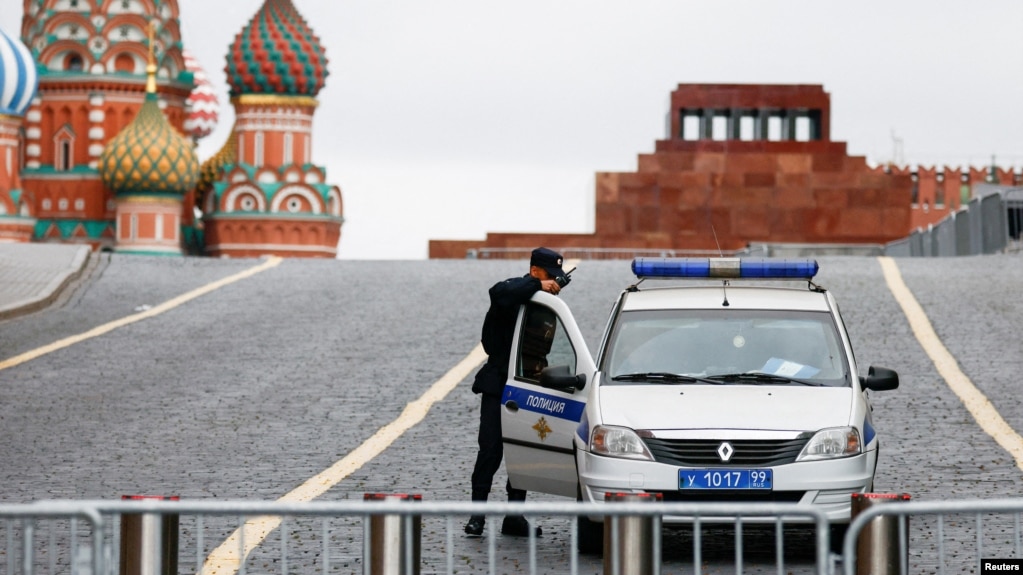 Một viên cảnh sát canh gác Quảng trường Đỏ bị rào chắn lại ở Moscow, Nga, ngày 24 tháng 6 năm 2023. 
