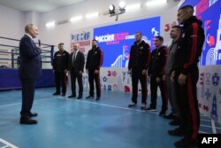 Presiden Rusia Vladimir Putin bertemu dengan peserta turnamen tinju dan kickboxing Ural FC 4 di kota Perm, Ural pada 19 Oktober 2023. (Gavriil GRIGOROV / POOL / AFP)