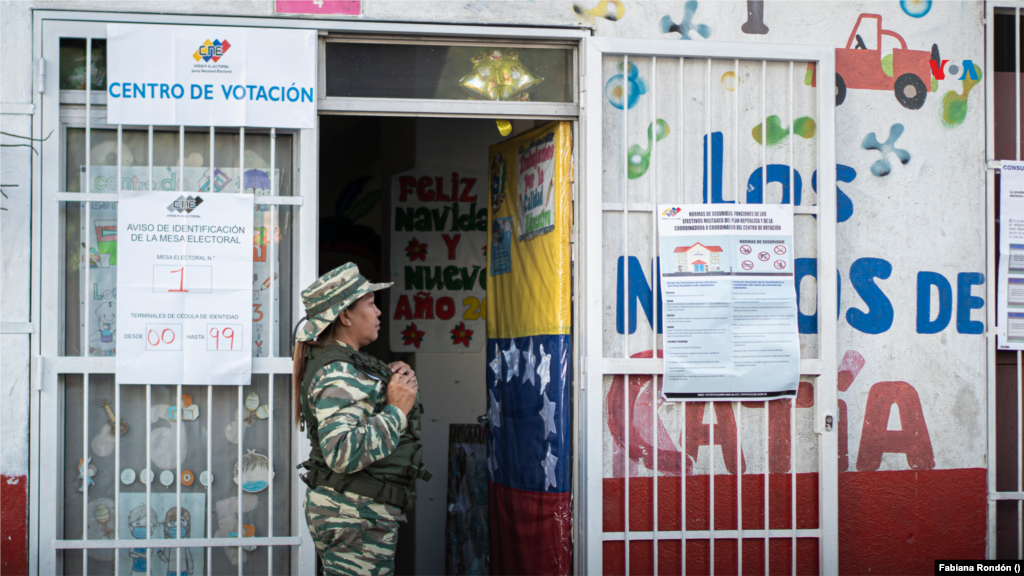 Desde tempranas horas del día el equipo de la Voz de América visitó varios centros de votación en diferentes puntos de Caracas. En la mayoría se evidenció la poca afluencia de votantes.