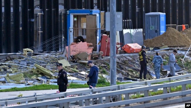 Los investigadores examinan un edificio dañado después de un ataque con drones en Moscú, Rusia, el 24 de julio de 2023.