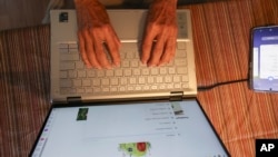 Barbara Winston uses a computer at her home in Northbrook, Ill., on Sunday, June 30, 2024, several days after taking an introduction to artificial intelligence class at a local senior center. (AP Photo/Teresa Crawford)