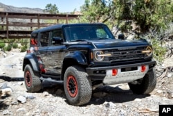 Mobil SUV Bronco, tersedia dalam versi dua pintu atau empat pintu. Bronco merupakan salah satu SUV off-road paling mumpuni yang tersedia. (Atas izin Ford Motor Co. via AP)