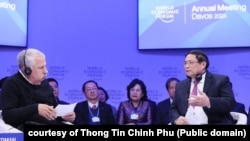 Thủ tướng Việt Nam Phạm Minh Chính trả lời nhà báo Thomas Friedman của New York Times ở Davos, Thụy Sĩ, 16/1/2024.