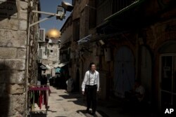 A Jewish worshipper leaves the Temple Mount on the Al-Aqsa Mosque compound in Jerusalem during the annual mourning ritual of Tisha B'Av, commemorating the destruction of ancient Jerusalem temples, on July 27, 2023.