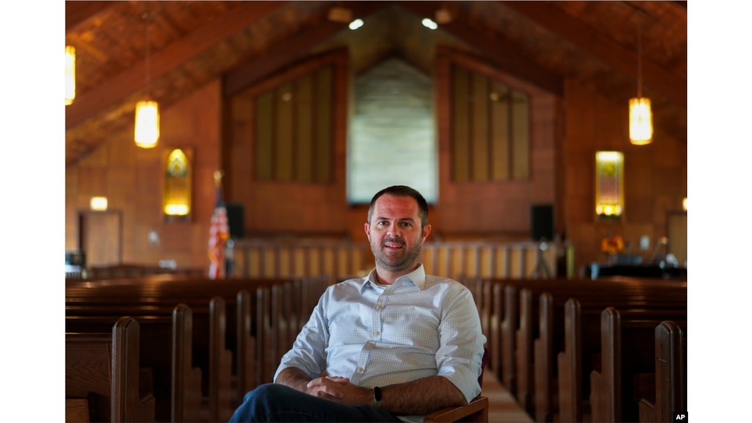 Pastor Ryan Burge, profesor ilmu politik di Eastern Illinois University dan penulis "The Nones" di First Baptist Church di Mt. Vernon, Ill., Minggu, 10 September 2023. (AP/Jessie Wardarski)