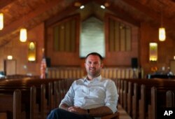 Pastor Ryan Burge, profesor ilmu politik di Eastern Illinois University dan penulis "The Nones" di First Baptist Church di Mt. Vernon, Ill., Minggu, 10 September 2023. (AP/Jessie Wardarski)