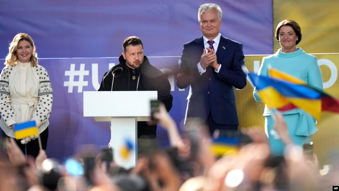 Говорејќи во Вилнус денес, Зеленски изрази разочарување што Украина не е поканета да се приклучи на НАТО