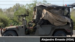 Caravanas de jeeps artillados repletos de soldados conducen por las carreteras desiertas desde territorios israelíes hacia la Franja de Gaza, el 14 de octubre de 2023.