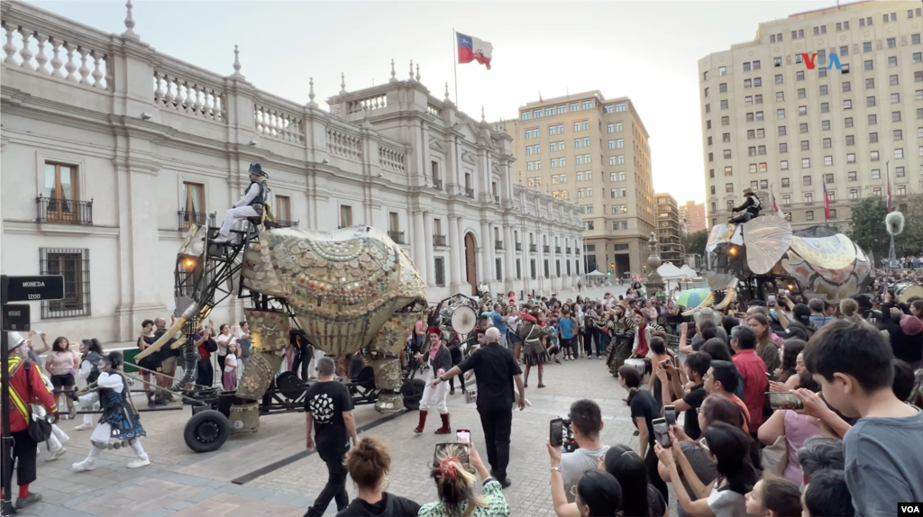 Célebre desfile francés pasa frente al Palacio Presidencial de Chile. Festival Internacional Teatro a Mil, enero de 2024. 