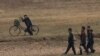 Anak-anak Korea Utara tampak berjalan di sepanjang area dekat sungai Yalu di Sinuiju, Korea Utara, yang berbatasan langsung dengan Dandong di China, pada 15 April 2017. (Foto: Reuters/Aly Song)