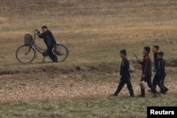 중국 단둥에서 압록강 너머로 바라본 북한 신의주의 어린이들. (자료사진)