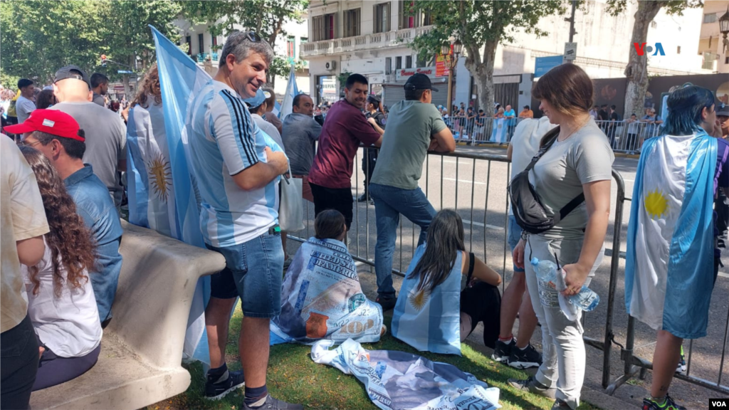 &quot;Todos los que votamos, queremos un cambio&quot;, dice uno de los asistentes a la posesión de Milei, quien se impuso en el balotaje ante Sergio Massa.