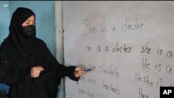دختران افغان در یک کورس آموزشی زبان انگلیسی در خوست 