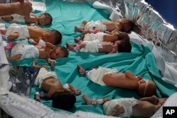 Fotografija koju je objavio dr Marvan Abu Sada na kojoj se vide palestinske prevremeno rođene bebe poređane po krevetu u bolnici Al Šifa, u Gazi, 12. novembra 2023.