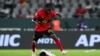 O médio angolano Estrela luta pela bola com o Stephane Aziz Ki, durante o jogo contra Burkina Faso no Estádio Charles Konan Banny, em Yamoussoukro, 23 de Janeiro. 2024. (Foto de Issouf SANOGO/AFP)