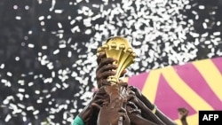 Le trophée de la CAN (Photo CHARLY TRIBALLEAU / AFP)