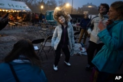 Aktivis iklim Greta Thunberg menari setelah berpidato di depan puluhan ribu orang yang melakukan unjuk rasa di Amsterdam, Belanda, 12 November 2023. (Foto: AP)