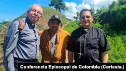 Luis Manuel Díaz (centro) junto al monseñor Francisco Ceballos, obispo de Riohacha y monseñor Héctor Henao.