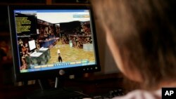 কম্পিউটারে অনলাইন গেম খেলছে এক তরুণী। (ফাইল ছবি) 