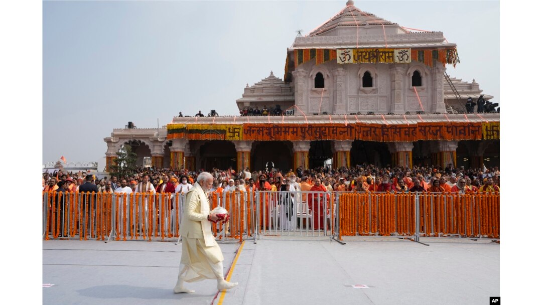 Perdana Menteri India Narendra Modi, tiba untuk memimpin pembukaan kuil yang didedikasikan untuk Dewa Ram Hindu di Ayodhya, India, Senin, 22 Januari 2024. (AP/Rajesh Kumar Singh)